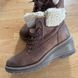 “Fergie”Brown and Cream boots